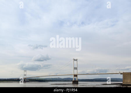 Vista della Severn Bridge e il fiume Severn a bassa marea dal lato inglese. Ponte di sospensione. I pedaggi dovuti alla fine nel 2018. M48 Autostrada Foto Stock