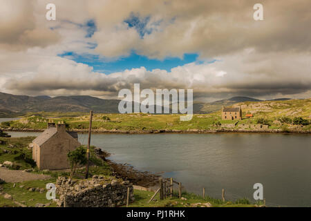 Casa abbandonati e croft sulla remota isola scozzese Foto Stock