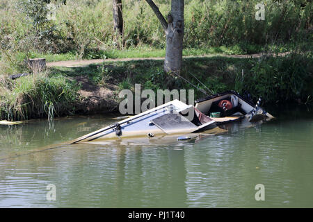 Una piccola cabina cruiser barca sembra essere che colano a picco sul fiume Tamigi a Abingdon, Oxfordshire, Regno Unito. Foto Stock