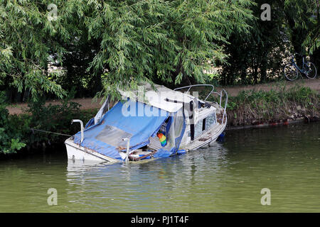 Una piccola cabina cruiser barca sembra essere che colano a picco sul fiume Tamigi a Abingdon, Oxfordshire, Regno Unito. Foto Stock