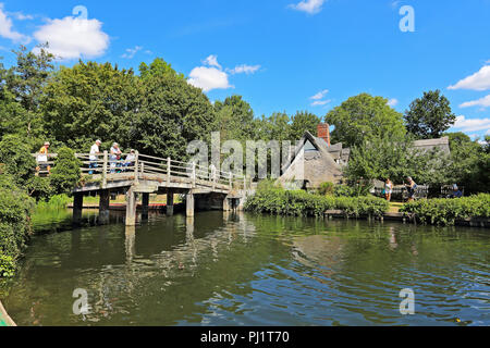 Il ponte sul fiume Stour al Mulino di Flatford, Flatford Road, East Bergholt, Colchester, Regno Unito Foto Stock