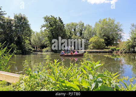 La gente in una barca a remi sul fiume Stour a Flatford, Flatford Road, East Bergholt, Colchester, Regno Unito Foto Stock