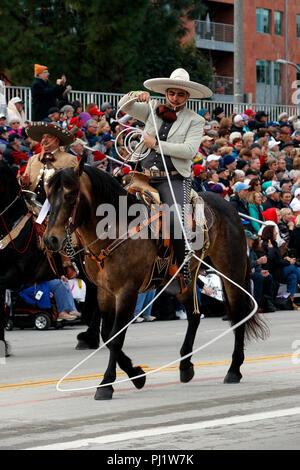 Cowboy a cavallo, 2017 Torneo di Rose Parade, Rose Parade di Pasadena, California, Stati Uniti d'America Foto Stock