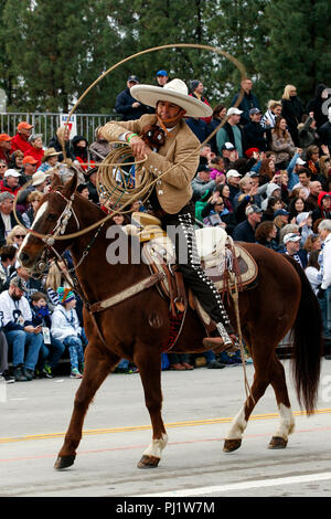 Cowboy a cavallo, 2017 Torneo di Rose Parade, Rose Parade di Pasadena, California, Stati Uniti d'America Foto Stock