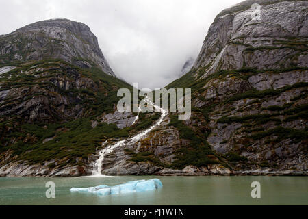 Ruscello di montagna si svuota nei pressi di un iceberg, Tracy Arm Fjord, Tracy Arm-Fords terrore deserto, Alaska, Stati Uniti d'America Foto Stock