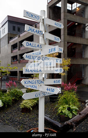 Segno direzionale che mostra la distanza di grandi città di tutto il mondo, Juneau, Alaska, Stati Uniti d'America Foto Stock