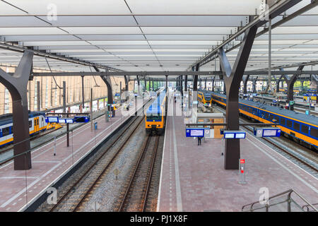 Rotterdam, Paesi Bassi - 25 Maggio 2018: Treno a Rotterdam Centraal Station Foto Stock