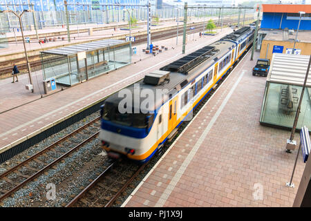 Rotterdam, Paesi Bassi - 25 Maggio 2018: Treno a Rotterdam Centraal Station Foto Stock