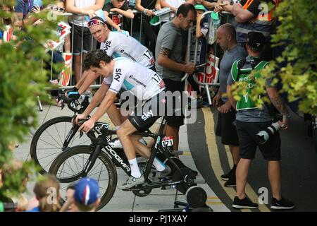 Geraint Thomas & Chris Froome con gli spettatori alla fine della prima tappa del tour della Gran Bretagna 2018 nella città di Newport South Wales GB UK 2018 Foto Stock