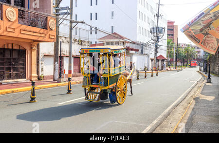 Intramuros, Manila, Filippine - 29 Luglio 2018: turisti sul Kalesa Foto Stock
