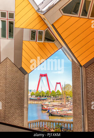 Rotterdam, Paesi Bassi - 03 Maggio 2018: Vista di Willemsbrug visto da le case cubiche di Rotterdam Foto Stock