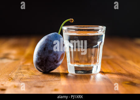 Acquavite di prugne e susine. Gustosa slivovitz. Foto Stock