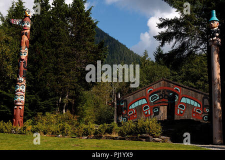 Eagle Pole, Clan House e Seward Pole, Saxman Totem Park, Saxman, Alaska, Stati Uniti d'America Foto Stock