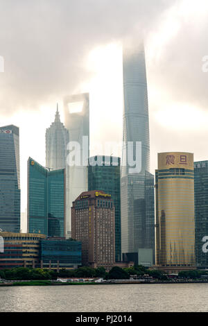 Al mattino i raggi di luce sul centro dello skyline di Pudong dal Bund a Shanghai in Cina. Foto Stock