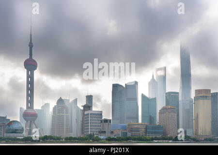 Lo Skyline di Pudong al mattino dal Bund a Shanghai in Cina. Foto Stock