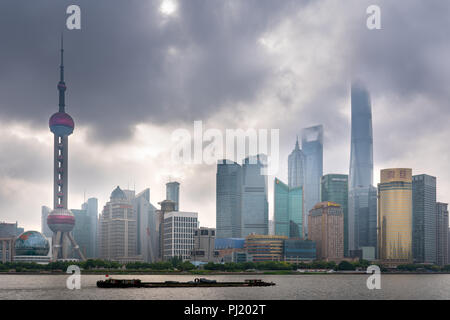 Lo Skyline di Pudong al mattino dal Bund a Shanghai in Cina. Foto Stock