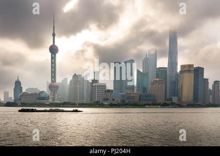 Lo Skyline di Pudong al mattino dal Bund a Shanghai in Cina. Foto Stock