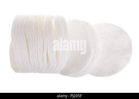 Tamponi di cotone isolati su sfondo bianco. Vista dall'alto. Lay piatto. Foto Stock