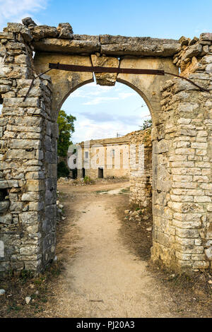 Vecchio abbandonato in pietra per la casa di PALIÀ PERITHIA presso il monte Pantokrator, l'isola di Corfù, Grecia. Palià Perithia è un villaggio fantasma sul lato nord del Foto Stock