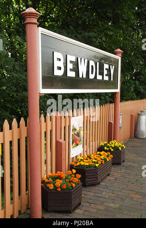 Segno sulla piattaforma a Bewdley stazione ferroviaria, che è parte della Severn Valley Railway. Foto Stock