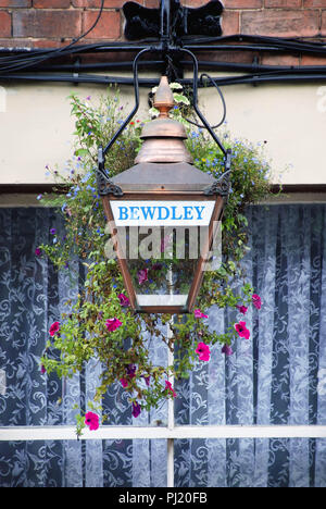 Vista ravvicinata di una vecchia lampada su Bewdley stazione sul Severn Valley Railway. Come è stato convertito per l'utilizzo come un cesto fiorito. Foto Stock