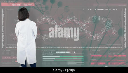 Immagine composita di dottore in piedi contro uno sfondo bianco Foto Stock