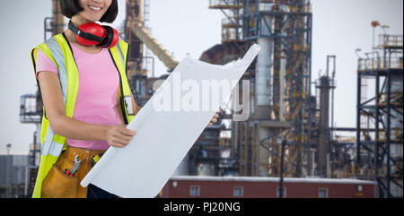 Immagine composita delle donne architetto blueprint di contenimento contro uno sfondo bianco Foto Stock