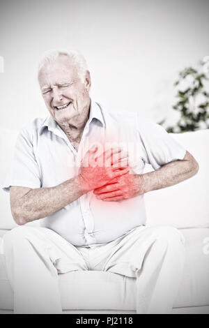 Immagine composita di età compresa tra uomo che soffre con il dolore del cuore Foto Stock