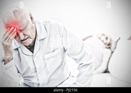 Immagine composita di vecchio uomo che soffre mentre la donna che dorme Foto Stock