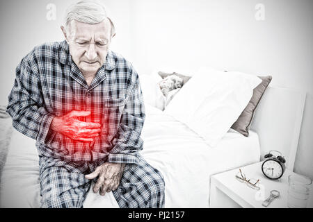 Immagine composita di età compresa tra uomo che soffre di dolori di pancia Foto Stock