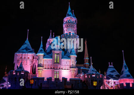 Sleeping Beauty il castello di notte, Disneyland, Anaheim, California, Stati Uniti d'America Foto Stock