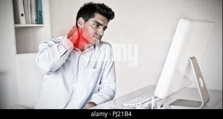 Immagine composita di casual uomo d affari toccando il suo mal di collo Foto Stock