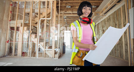 Immagine composita delle donne architetto blueprint di contenimento contro uno sfondo bianco Foto Stock