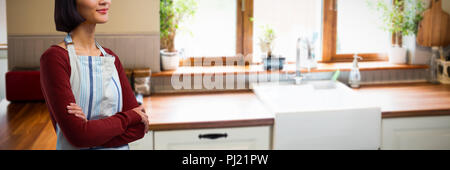 Immagine composita della cameriera in piedi con le braccia incrociate contro uno sfondo bianco Foto Stock