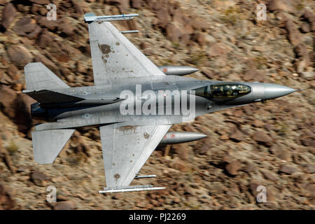 United States Air Force General Dynamics F-16C Fighting Falcon blocco 30B (85-1560) vola basso livello sulla transizione Jedi attraverso Star Wars Canyon / Rainbow Canyon, il Parco Nazionale della Valle della Morte, Panamint Springs, California, Stati Uniti d'America Foto Stock