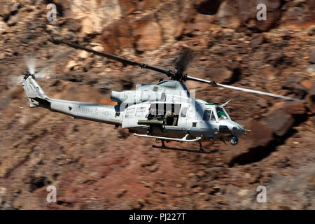 Stati Uniti Marines Bell UH-1Y Venom (SN 168943) dal Marine Attacco leggero elicottero Squadron 369 (HMLA-369) vola basso livello sulla transizione Jedi attraverso Star Wars Canyon / Rainbow Canyon, il Parco Nazionale della Valle della Morte, Panamint Springs, California, Stati Uniti d'America Foto Stock