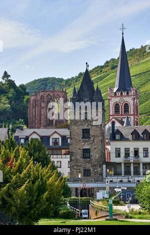 Wernerkapelle, chiesa gotica in rovina, nel villaggio di Bacharach sul fiume Reno, Chiesa parrocchiale di San Pietro sulla destra, Hotel Kranenturm in primo piano Foto Stock