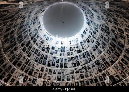 Gerusalemme, Israele. Il 3 settembre, 2018. Pagine ingrandita della testimonianza sono visualizzati nella Sala dei Nomi a Yad Vashem Holocaust Museum, dove pagine di testimonianze di più di 4 milioni di ebrei vittime dell'Olocausto sono eternamente conservati. Credito: Nir Alon/Alamy Live News Foto Stock