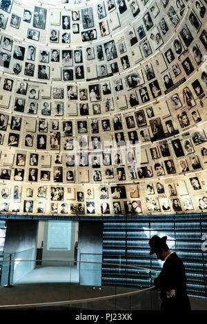 Gerusalemme, Israele. Il 3 settembre, 2018. I visitatori nella Sala dei Nomi a Yad Vashem Holocaust Museum dove pagine di testimonianze di più di 4 milioni di ebrei vittime dell'Olocausto sono eternamente conservati. Credito: Nir Alon/Alamy Live News Foto Stock