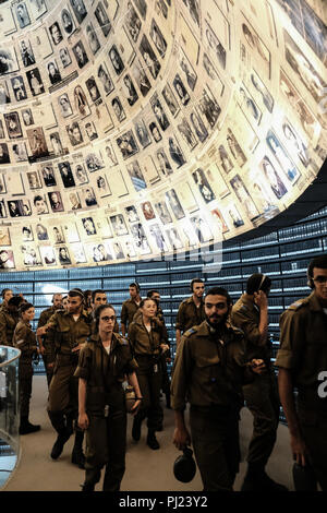 Gerusalemme, Israele. Il 3 settembre, 2018. I visitatori nella Sala dei Nomi a Yad Vashem Holocaust Museum dove pagine di testimonianze di più di 4 milioni di ebrei vittime dell'Olocausto sono eternamente conservati. Credito: Nir Alon/Alamy Live News Foto Stock