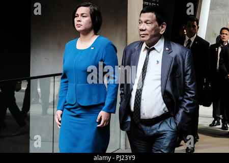 Gerusalemme, Israele. Il 3 settembre, 2018. Il presidente filippino, RODRIGO DUTERTE, scortato da sua figlia SARA INDAY ZIMMERMAN, sindaco della città di Davao, sguardi fino a pagine ingrandita della testimonianza nella Sala dei Nomi a Yad Vashem Holocaust Museum, dove pagine di testimonianze di più di 4 milioni di ebrei vittime dell'Olocausto sono eternamente conservati. Duterte visitato il museo, ha partecipato ad una cerimonia commemorativa, ha visitato i bambini Memorial e firmato il museo guest book. Egli è il primo presidente filippino mai a visitare il paese. Credito: Nir Alon/Alamy Live News Foto Stock