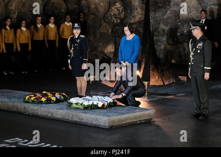 Gerusalemme, Israele. Il 3 settembre, 2018. Il presidente filippino, RODRIGO DUTERTE, scortato da sua figlia SARA INDAY ZIMMERMAN, sindaco della città di Davao, riaccende la fiamma eterna e depone una corona di fiori come egli partecipa in una cerimonia commemorativa nella sala del ricordo a Yad Vashem Holocaust Museum. Duterte visitato il museo, ha partecipato ad una cerimonia commemorativa, ha visitato i bambini Memorial e firmato il museo guest book. Egli è il primo presidente filippino mai a visitare il paese. Credito: Nir Alon/Alamy Live News Foto Stock