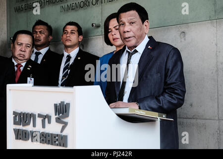 Gerusalemme, Israele. Il 3 settembre, 2018. Il presidente filippino, RODRIGO DUTERTE, scortato da sua figlia SARA INDAY ZIMMERMAN, sindaco della città di Davao, firma il libro degli ospiti di concludere la sua visita al Memoriale di Yad Vashem Holocaust Museum. Duterte visitato il museo, ha partecipato ad una cerimonia commemorativa e ha visitato i bambini Memorial. Egli è il primo presidente filippino mai a visitare il paese. Credito: Nir Alon/Alamy Live News Foto Stock