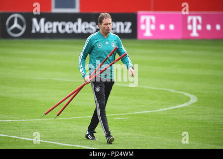 DFB assistant coach Marcus Sorg (Germania) prepara la formazione. GES / Calcio / la formazione della squadra nazionale di calcio tedesca in Muenchen, 03.09.2018 Football / Pratica Squadra Nazionale di calcio tedesca, Monaco, 3 settembre, 2018 | Utilizzo di tutto il mondo Foto Stock