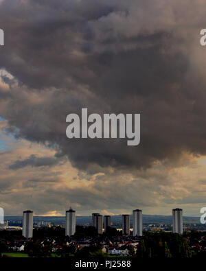 Glasgow, Scotland, Regno Unito. 3rdt settembre 2018, 2018. Regno Unito Meteo : Nuvoloso tutto il giorno con grandi nuvole nere overhead a sud della città e le torri di Scotstoun sotto. Gerard Ferry/Alamy news Foto Stock