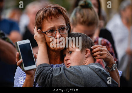 Cracovia in Polonia. 3 Sep, 2018. Una madre consola il suo disabilitare figlia durante una manifestazione di protesta con un appello per una vita dignitosa e i diritti delle persone disabili da parte dei genitori di disabilitare le persone nella piazza principale. Credito: Omar Marques/SOPA Immagini/ZUMA filo/Alamy Live News Foto Stock