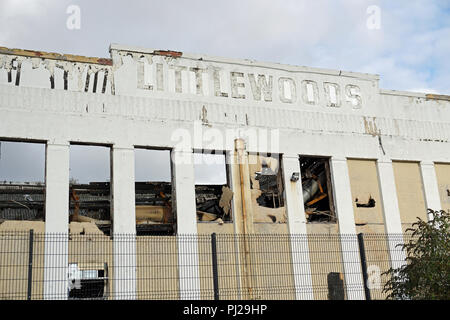 Liverpool, Regno Unito. 3° settembre 2018. Il fuoco alla ex Littlwoods piscine costruzione su Edge Lane a Liverpool è stato infine messo fuori nelle prime ore del mattino di lunedì, 3° Septmeber, 2018 dopo che ha iniziato a circa 8pm sul precedente sera di domenica 2 settembre. Vi è stato il danno esteso ad un'ala dell'edificio ma il guscio esterno dell'edificio rimane intatto. L' edificio fu costruito nel 1938 da Sir John Moores. Foto scattata lunedì pomeriggio. Credito: Pak Hung Chan/Alamy Live News Foto Stock