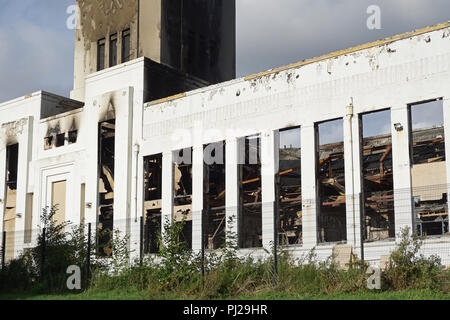 Liverpool, Regno Unito. 3° settembre 2018. Il fuoco alla ex Littlwoods piscine costruzione su Edge Lane a Liverpool è stato infine messo fuori nelle prime ore del mattino di lunedì, 3° Septmeber, 2018 dopo che ha iniziato a circa 8pm sul precedente sera di domenica 2 settembre. Vi è stato il danno esteso ad un'ala dell'edificio ma il guscio esterno dell'edificio rimane intatto. L' edificio fu costruito nel 1938 da Sir John Moores. Foto scattata lunedì pomeriggio. Credito: Pak Hung Chan/Alamy Live News Foto Stock