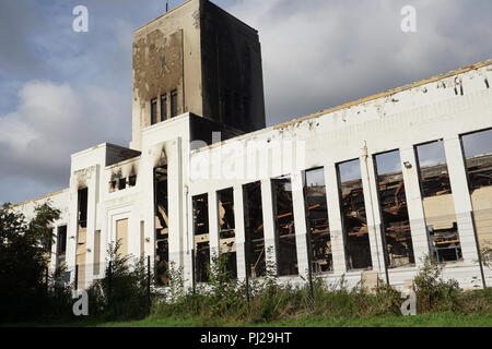 Liverpool, Regno Unito. 3° settembre 2018. Il fuoco alla ex Littlwoods piscine costruzione su Edge Lane a Liverpool è stato infine messo fuori nelle prime ore del mattino di lunedì, 3° Septmeber, 2018 dopo che ha iniziato a circa 8pm sul precedente sera di domenica 2 settembre. Vi è stato il danno esteso ad un'ala dell'edificio ma il guscio esterno dell'edificio rimane intatto. L' edificio fu costruito nel 1938 da Sir John Moores. Foto scattata lunedì pomeriggio. Credito: Pak Hung Chan/Alamy Live News Foto Stock