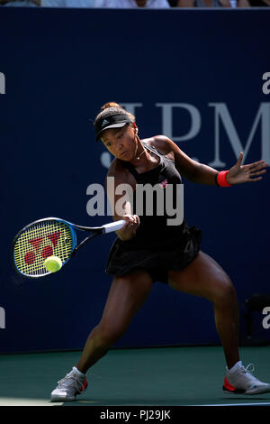 Flushing Meadows, New York - 3 Settembre 2018: US Open Tennis: Naomi Osaka del Giappone durante il suo quarto round match contro Aryna Sabalenka della Bielorussia a US Open a Flushing Meadows, New York. Credito: Adam Stoltman/Alamy Live News Foto Stock